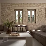 Avesta Private - Iokasti Vila